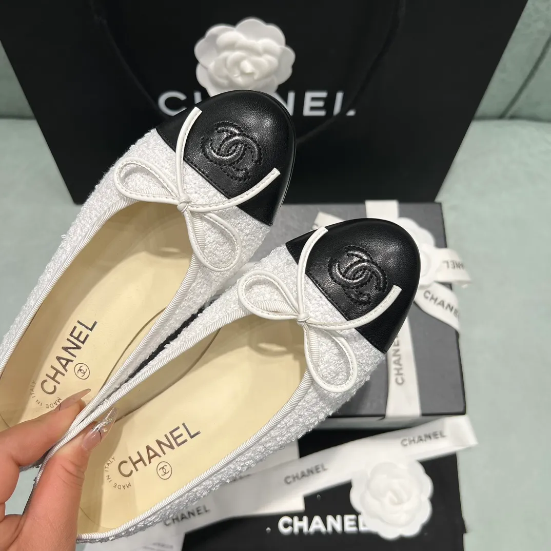 👟👟Ex-factory price 440👟👟 Women's shoe factory Chanel shoes that have been upgrading~ 2021ss top version HK overseas purchasing original cut at 1:1 Chanel Chanel classic bow round toe ballet shoes Not many good quality truly make it possible to go in and out of the counter without pressure. Regardless of the last shape, leather material selection, and manufacturing process, they are all genuine craftsmanship and very sophisticated. ◾️Fabric: Mixed sheepskin imported from Italy ◾️Lining: Imported sheepskin (sweat-absorbent and soft) ◾️Sole: Italian special A-grade genuine leather sole (not ordinary thin sole in the market) ◾️Size: 35-39 [34 40 41 42 43 customization is not returnable]